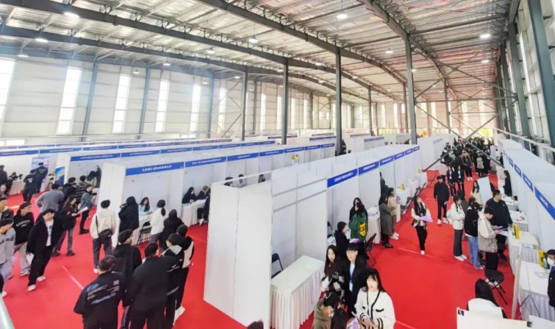 图2-2beat365正版唯一官方网站举办2024届毕业生“百万学子留辽来辽”专项行动暨“百校千企”人才对接计划建筑地产行业高校毕业生专场招聘会1