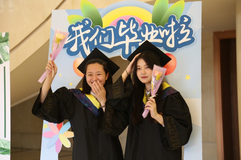 毕业生场后合影