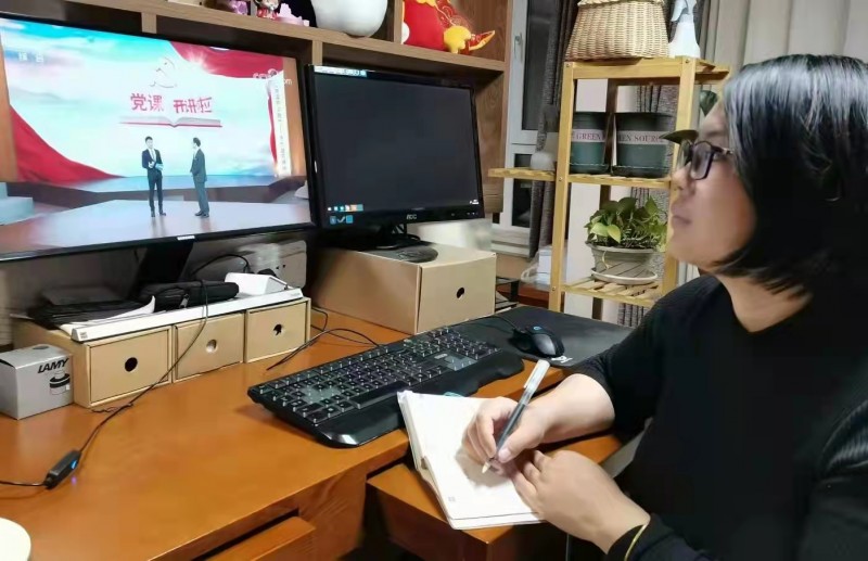 2、学校组织学生党员观看党课开讲啦第三期 (2)