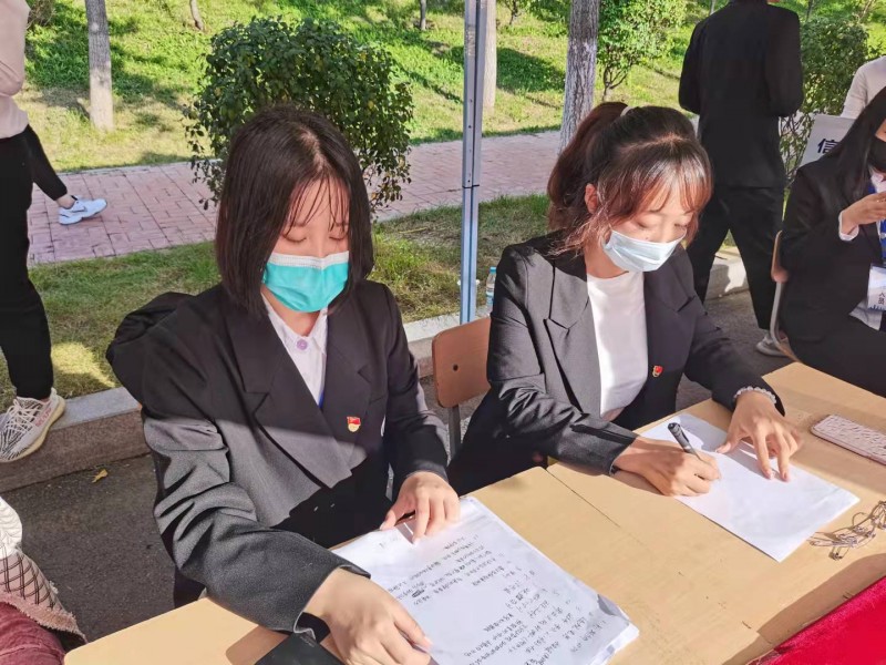 9、信息与控制工程系学生党员参与返校迎新志愿服务工作  新闻稿