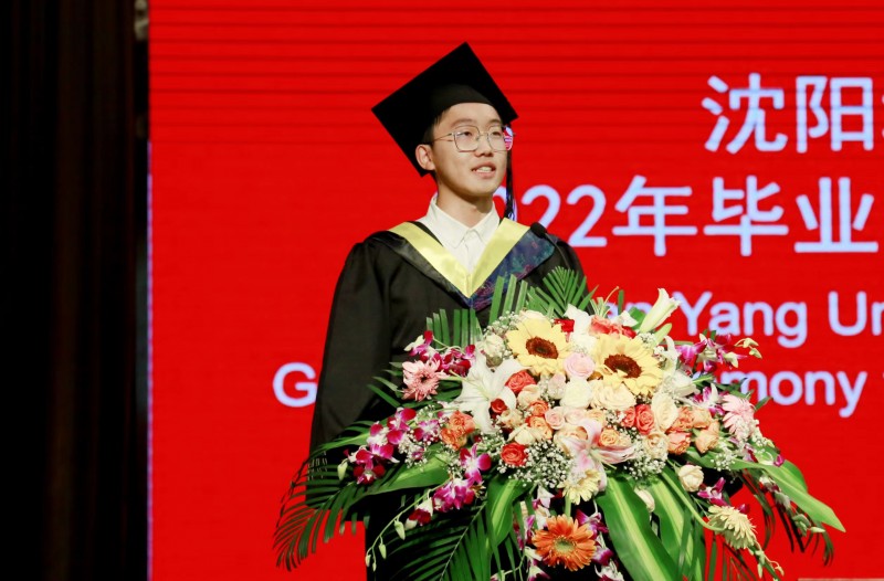 毕业生代表范嘉伟