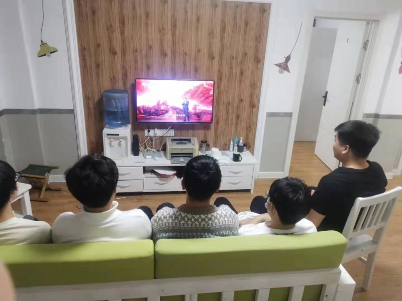 6、学校组织师生党员观看《党课开讲啦》第二期 (1)