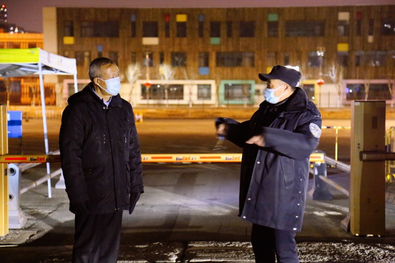 5、院长温景文看望后勤集团在校员工(2)