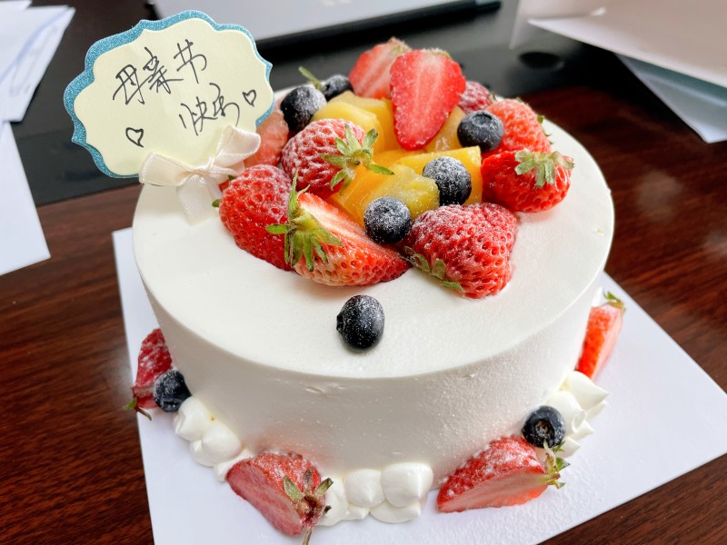 6、已发-学校新闻-组织部-学校党委为驻校值守教职工送上难忘的母亲节礼物