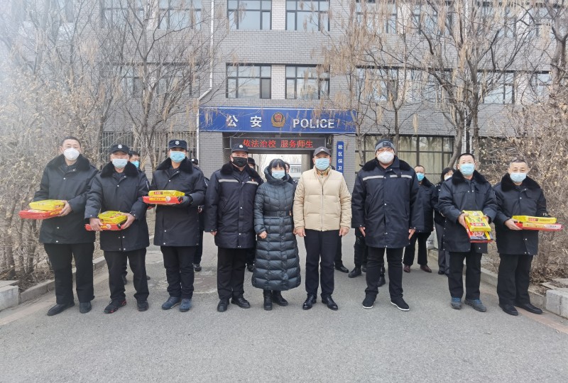 1、学校领导走访慰问春节期间在岗教职工 (1)