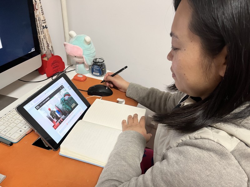 2、弘扬劳模精神•厚植工匠文化——建筑与规划学院分工会组织观看“五一”特别节目 (1)