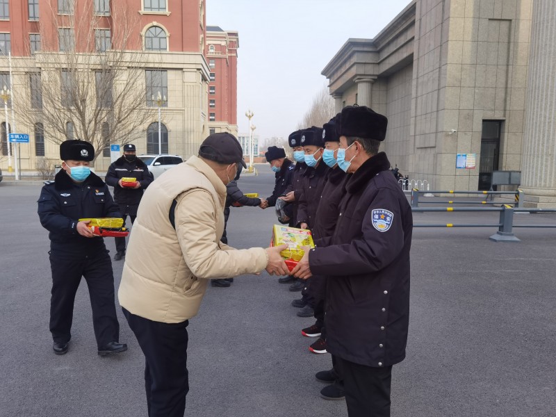 1、学校领导走访慰问春节期间在岗教职工 (3)