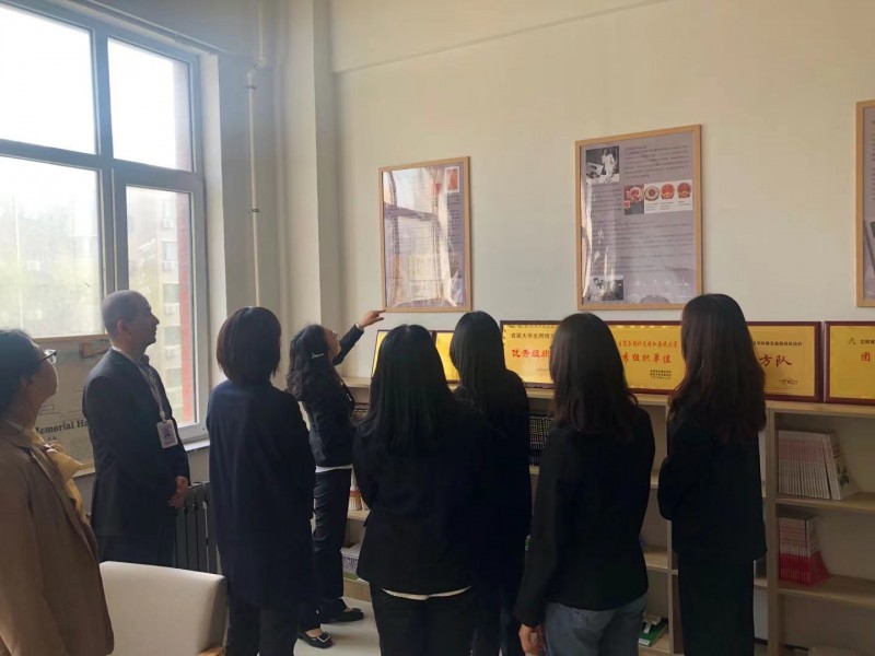 7、马克思主义学院梁思成文化研究会组织开展参观梁思成阅读角活动 (1)