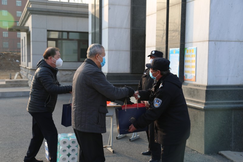 10、已发-学校新闻-组织部-学校工会为坚守岗位教职工发放慰问品 (1)