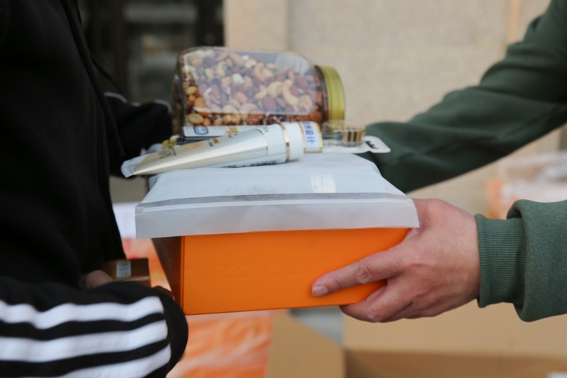 8、已发-学校新闻-组织部-学校工会再为坚守教职工送温暖(1)