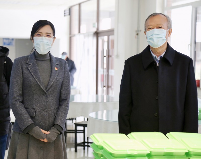 5、、已发-学校新闻-组织部-学校党政领导慰问住校值守教职工(3)