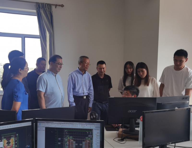 3、学校领导到BIM产学融合中心考察调研 (2)