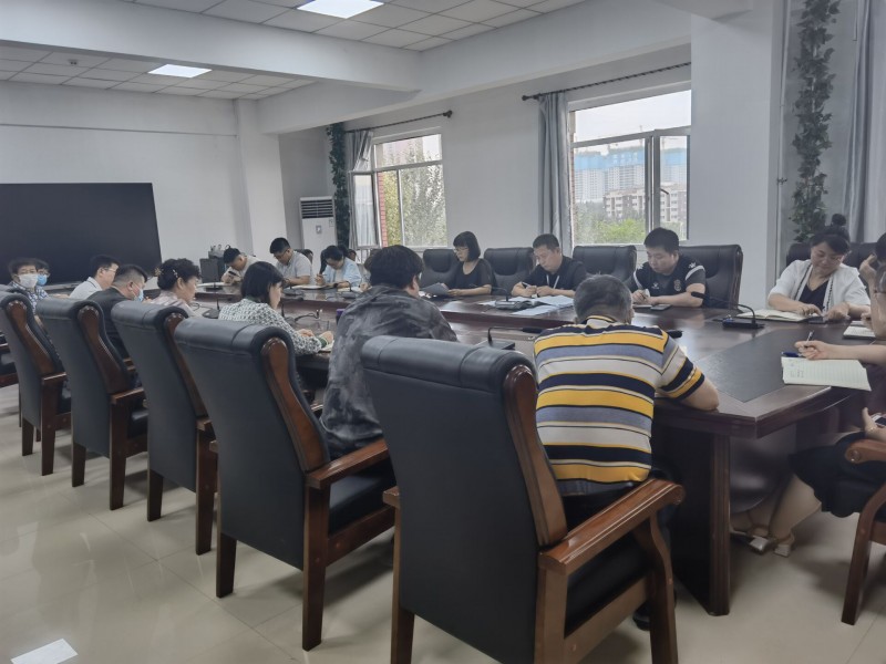 1、学校召开新学期安全工作会议 (1)